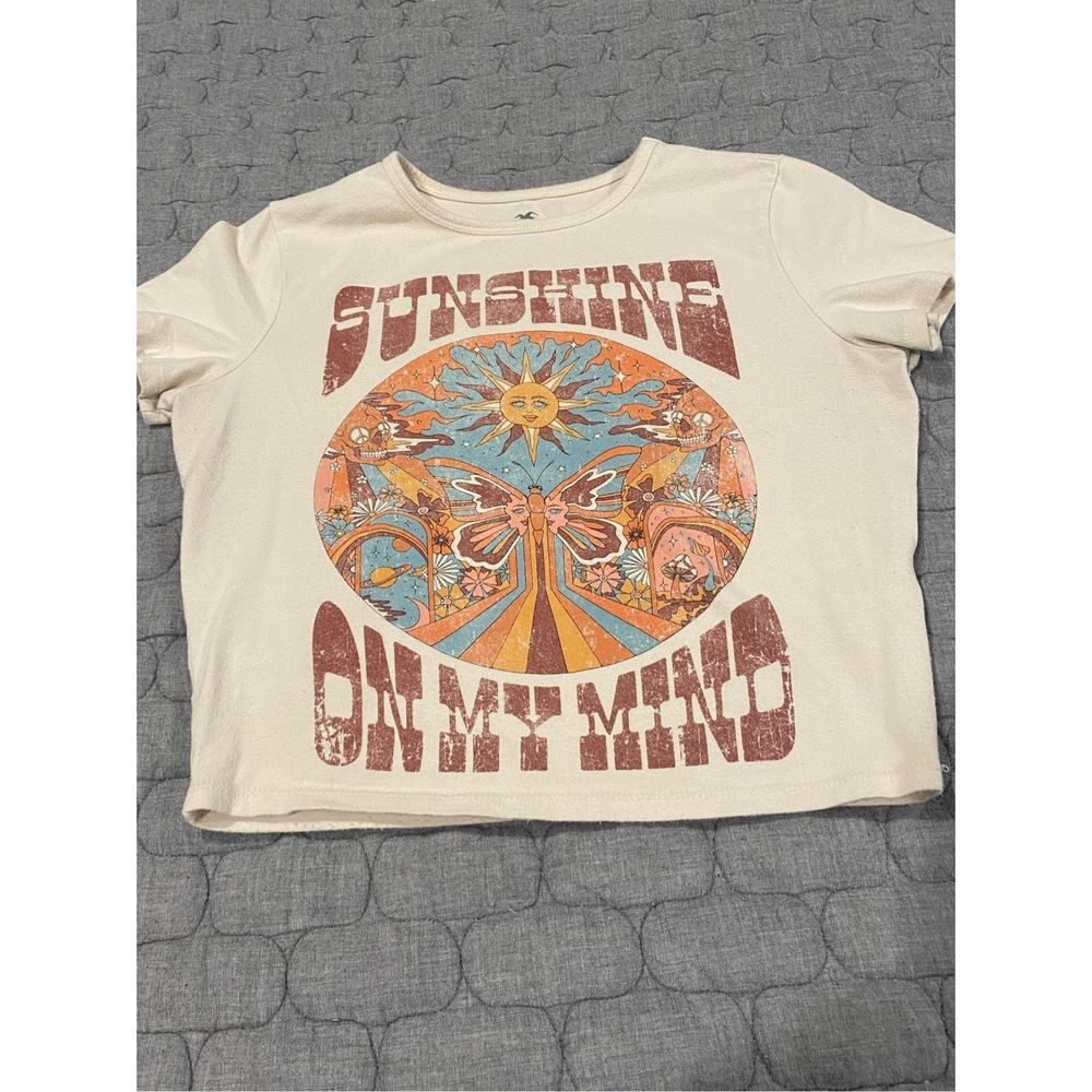 Juniors cropped t shirt.  Size medium by Hollister